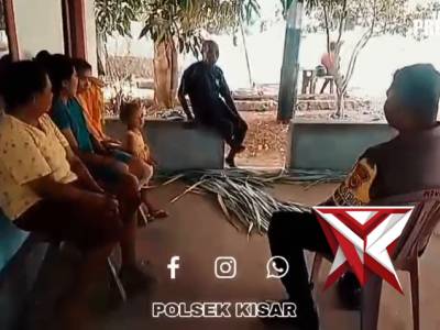 Bhabinkamtibmas polsek kisar laksanakan sambang kamtibmas kepada warga - PoliceTube