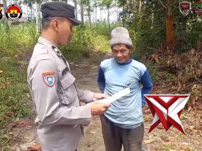 Hadi Personil Bhabinkamtibmas Polsek Lembak Brigpol Kevin melaksanakan kegiatan sebar maklumat laran