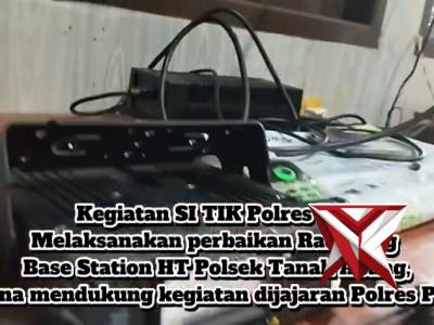 Pers SI TIK melakukan Perbaikan Radio - PoliceTube