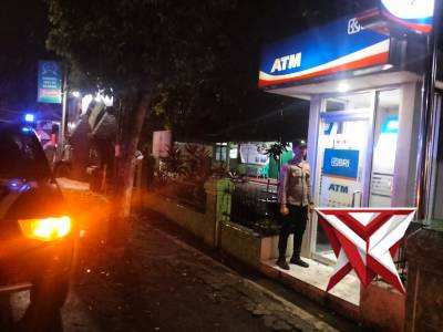 Anggota Polsek Klakah patroli malam