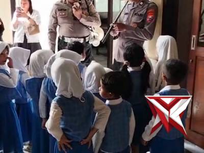 Polisi Sahabat Anak Polsek Plaosan

Melalui pendekatan yang ramah dan penuh kasih sayang, polisi