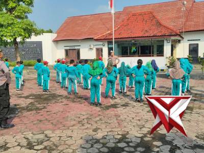 Polsek Warujayeng Terima Kunjungan Siswa SDN 1 Tanjunganom, Kenalkan Tugas Polisi Sejak Dini