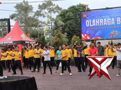 Meriah, Olahraga Bersama Hari Bhayangkara ke-80 di Mapolres Trenggalek

Olahraga bersama dalam rangk