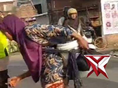 Ambang gangguan pagi hari personel Polsek Bonang bantu menyeberangkan warga pelayanan prima