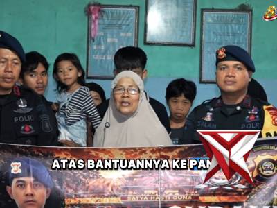 Batalyon A Pelopor Satbrimob Polda Sumsel melaksanakan kegiatan Bakti Sosial Pembagian Sembako