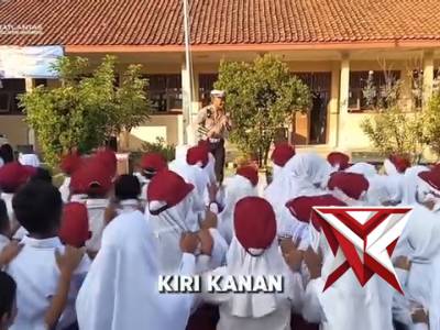 Polsanak (Polisi Sabahat Anak) Sat Lantas memberikan sosialisasi Tertib Berlaluntas dan Himbauan men