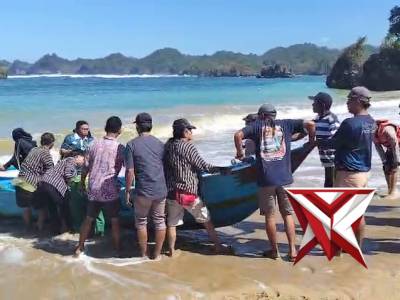 Aipda Ali laksanakan pengamanan larung sesaji di Pantai Kondangmerak situasi aman kondusif