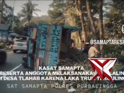 Polisi Penolong Evakuasi Truck Terguling di Tlahab Lor, Karangreja