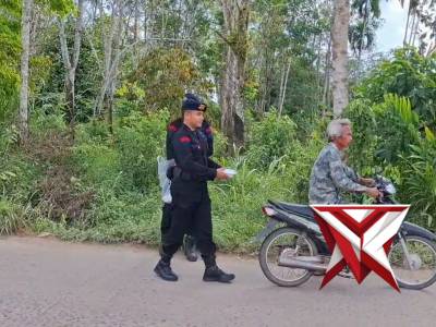 PERSONEL KOMPI 3 BATALYON D PELOPOR MELAKSANAKAN GIAT JUM'AT BERKAH DI DESA SEKATE