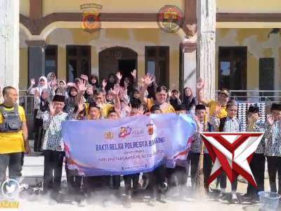 POLSEK KERTASARI GELAR BAKTI RELIGI PEMBERSIHAN MASJID DALAM RANGKA HARI BHAYANGKARA KE-80 TAHUN 202