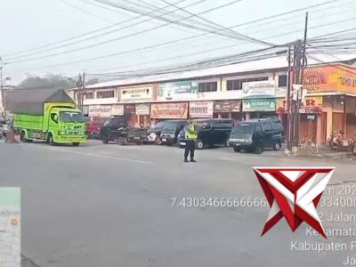 Personil Polsek Bukateja melaksanakan pengaturan lalu lintas agar kegiatan berlalu lintas nyaman