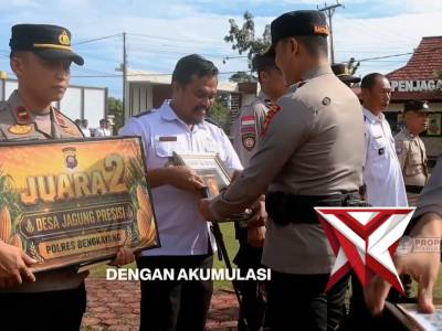 Memberikan penghargaan kepada sejumlah personel Polri dan kepala desa yang dinilai berprestasi