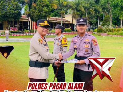 *Kapolres Pagar Alam Berikan Piagam Penghargaan kepada Personel Berprestasi dan Berdedikasi*