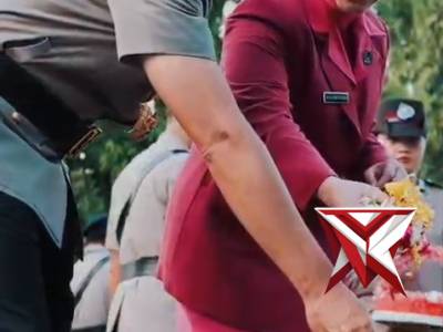 KAPOLDA SUMSEL PIMPIN UPACARA ZIARAH DAN TABUR BUNGA DI TMP KESATRIA KSETRA SIGUNTANG PALEMBANG
