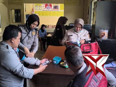 Polsek Prabumulih Timur
Pemeriksaan kesehatan oleh tim Urkes Polres Prabumulih