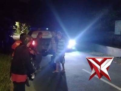 Personel Polsek Kebasen Polresta Banyumas sigap bantu pengendara motor