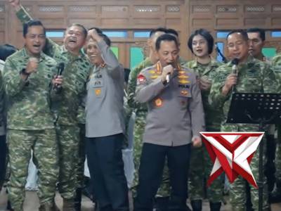 Kapolri Jenderal Polisi Drs. Listyo Sigit Prabowo, M.Si., bersama Panglima TNI Jenderal TNI Agus Sub