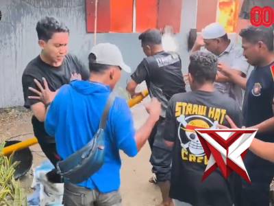 GERAK CEPAT RUMAH TERBAKAR POLISI JADI GARDA TERDEPAN PADAMKAN API