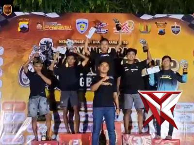Kapolres Pekalongan Serahkan Piala Juara Bracket Drag Bike Pemula 2026, Dorong Pembalap Tinggalkan B