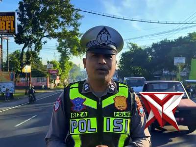Bentuk giat Pengaturan Arus Lalin Pagi hari dan Aiptu Riza Live Report pada titik kemacetan