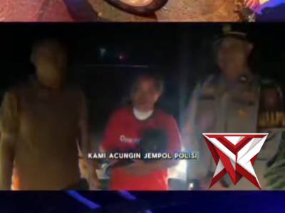 Respon Cepat Polres Pali dalam layanan 110 kepada pengemudi yang mengalami pecah ban pada malam hari