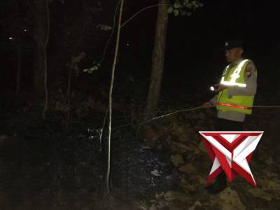 Respons cepat Polsek Kedunggalar  adanya kebakaran lahan di wilayah timur Monumen Suryo