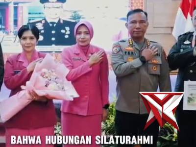 Prosesi wisuda yang diwarnai pemberian penghormatan khusus kepada mantan Kepala SPN.