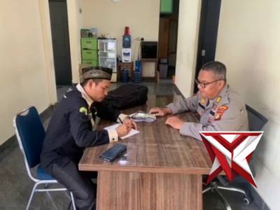 Personil Polres Muara Enim melaksanakan kegiatan pemberian infaq kepada BAZNAS