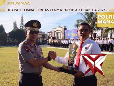 penghargaan kepada para pemenang Lomba Cerdas Cermat KUHP & KUHAP Nasional