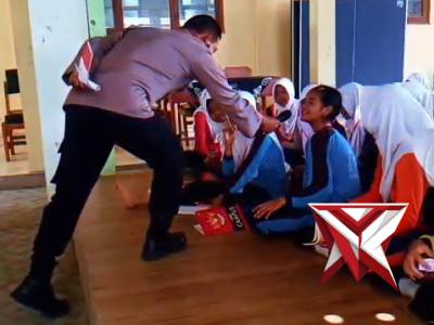 POLICE GO TO SCHOOL DI SMPN 1 KEDUNGGALAR