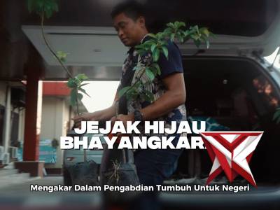 Polres Probolinggo menggelar kegiatan penanaman pohon di Mapolsek Sukapura - PoliceTube