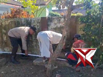 Anggota Polsek Jatiroto membantu masyarakat