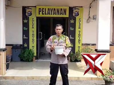 Pemberian Bibit Pohon kepada Personel yang Berulang Tahun