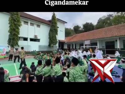 Panit Binmas Posek Cilimus AIPTU Maulana  Ulfa, SH Pimpin Pemberi Materi di MPLS Sekolah SMP N 1 Cig
