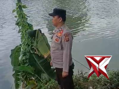 Pengecekan debit air sungai