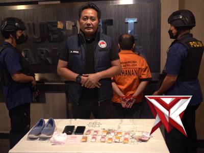 POLDA METRO JAYA MENGAMANKAN PENGEDAR NARKOBA DI JAKARTA BARAT, SABU DISIMPAN DALAM SEPATU
