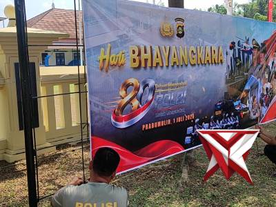 Giat pemasangan spanduk Hari Bhayangkara ke 80 di Mapolsek Prabumulih Timur