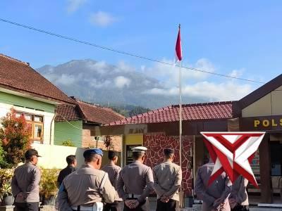 Kapolsek Plaosan AKP AGUS BUDI WITARNO, S.H. memberikan arahan kepada seluruh anggota dalam apel