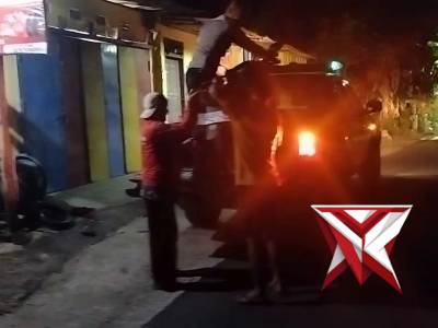 Personel Polsek Kebasen Polresta Banyumas sigap bantu pengendara motor yang mengalami ban bocor di W