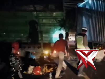 Personel Satlantas Polres Probolinggo bergerak cepat menangani sebuah truk yang mengalami pecah ban