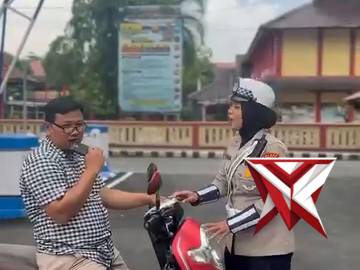 Pasti seneng kan kalau ketemu ibu peri kayak gini. @listyosigitprabowo @aan.suhanan67 @ditlantaspol.