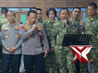 Kapolri Jenderal Polisi Drs. Listyo Sigit Prabowo, M.Si., bersama Panglima TNI Jenderal TNI Agus Sub