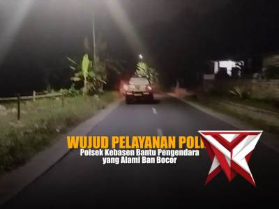 Personel Polsek Kebasen Polresta Banyumas sigap bantu pengendara motor yang mengalami ban bocor