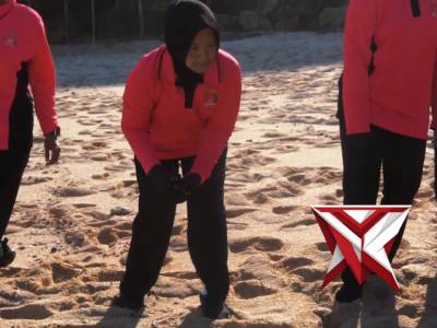 Bhayangkari peduli 
Aksi bersih pantai
