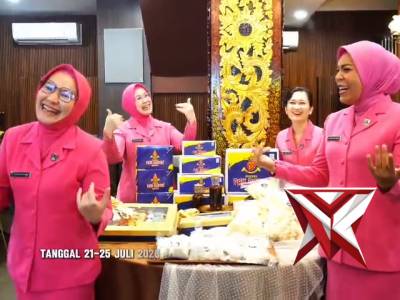 Ketua Bhayangkari Daerah Sumatera Selatan Ny. Eka Sandi Nugroho didampingi Wakil Ketua Bhayangkari