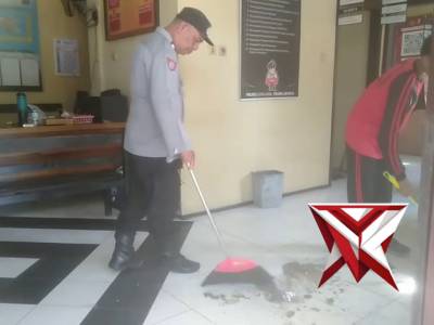 Anggota Polsek Jatiroto membantu masyarakat