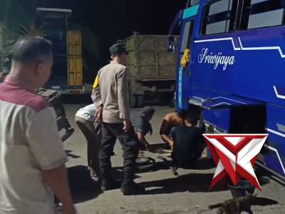 Bhabinkamtibmas Memberikan himbauan kepada sopir mobil yang sedang memperbaiki mobil bis