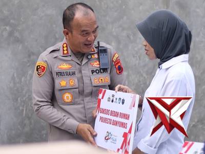 Polresta Banyumas Bakti Sosial Bedah Rumah kepada Keluarga Ibu Ririn Mustikawati di Klapa Gading Wan