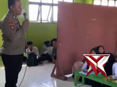 Panit Samapta Polsek Warujayeng Beri Penyuluhan pada MPLS di SMP Raden Syahid - PoliceTube