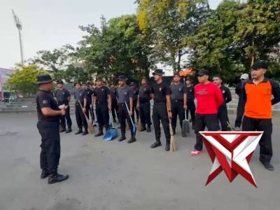 Satbrimob Polda Jateng Melaksanakan Kerja Bakti Pengurangan sampah Di Halaman Stadion Hoegeng